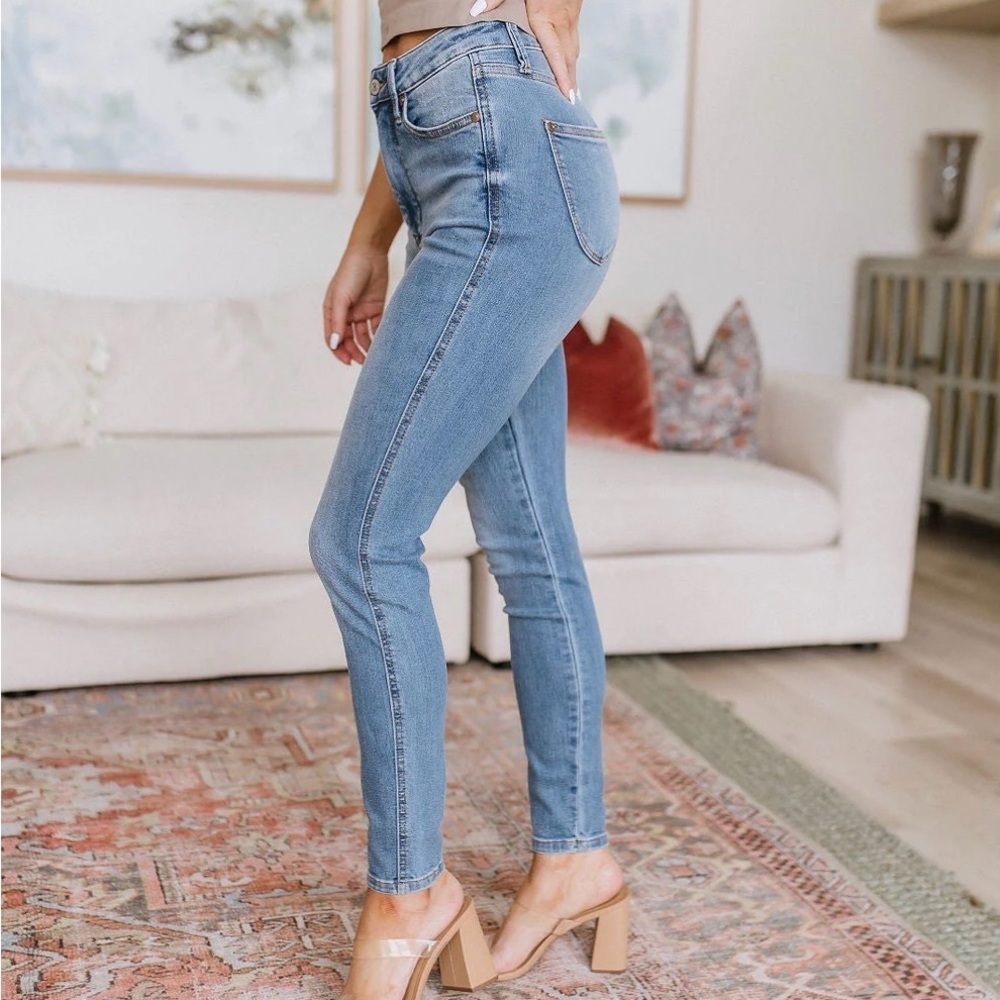 Judy Blue Tummy Control and Butt Lifting Triple Threat Skinny Jeans- 11/30 - Picture 14 of 16